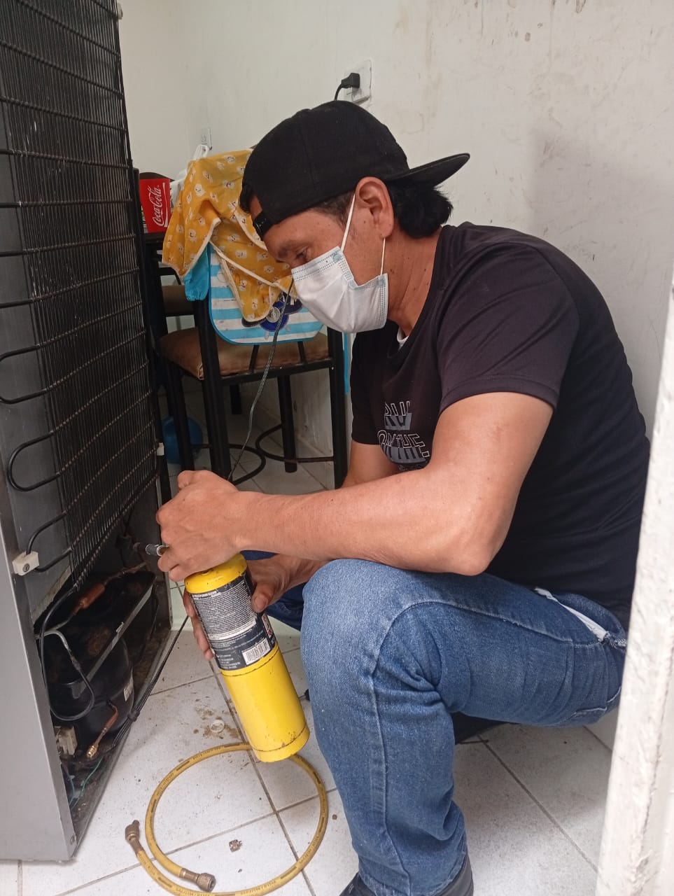 Técnico reparando nevera en Bogotá